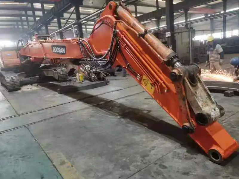 Can an excavator piling arm be customized for different construction projects?